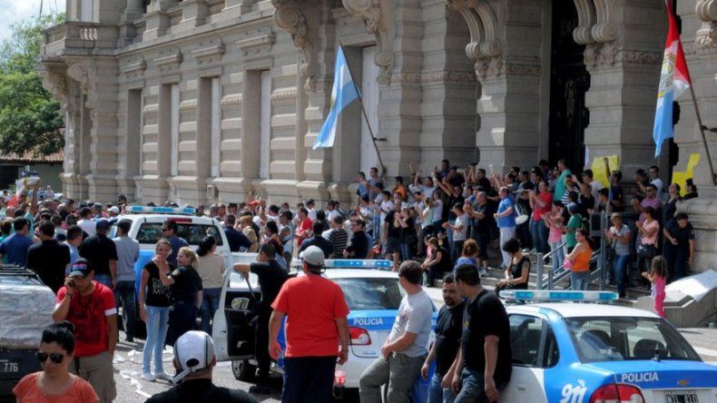 Seis muertos en saqueos en norte de Argentina en medio de huelga policial (oficial)