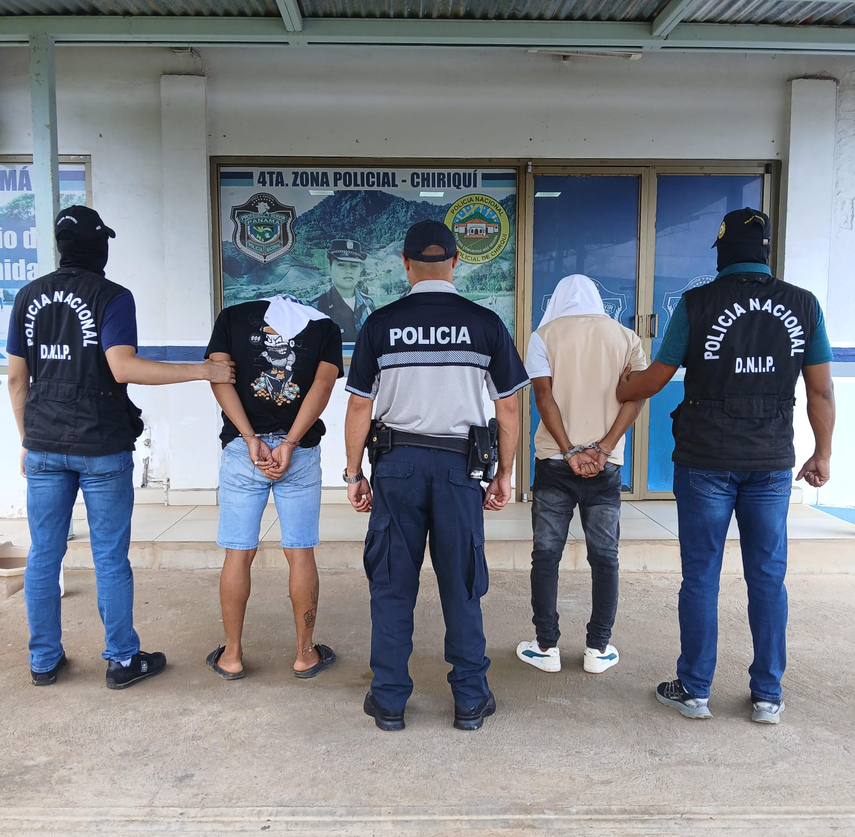 Policía Nacional detiene a tres sopechosos.