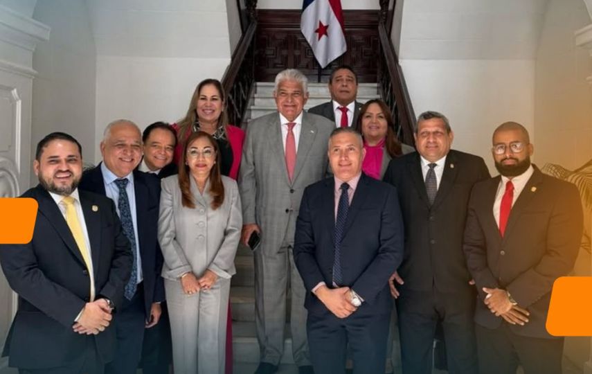 Presidente Mulino y miembros del Partido Realizando Metas