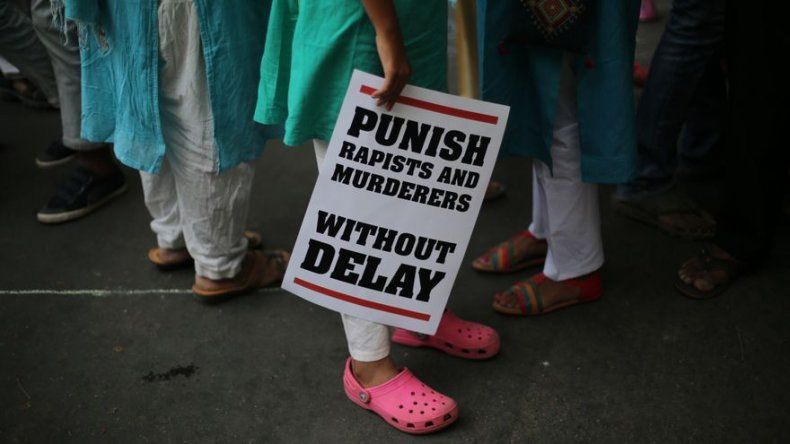 Policía india arresta a 6 acusados de violar a una joven