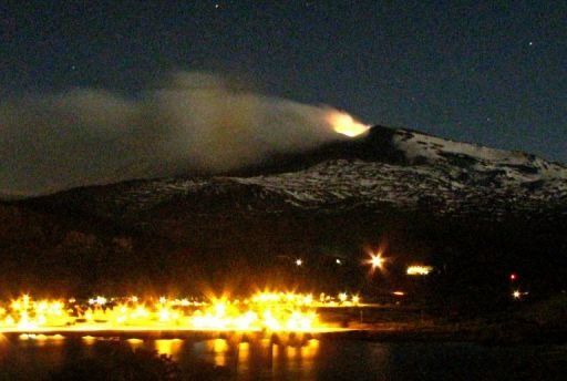 Evacúan a unas 2.000 personas ante riesgo de erupción de volcán en Chile