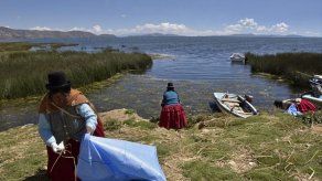 Mujeres indígenas limpian la basura del Titicaca