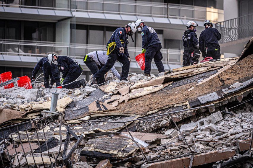 Equipo de búsqueda y rescate trabaja en los escombros del edificio de condominios de 12 pisos parcialmente derrumbado en Miami.