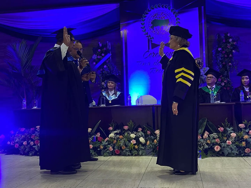Etelvina de Bonagas toma posesión nuevamente como rectora de la UNACHI