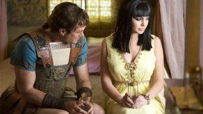 Lohan deslumbra en alfombra roja de Liz & Dick