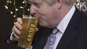 Rivales atacan a Johnson a dos semanas de las elecciones