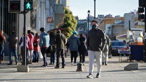 Chile ha desplegado uno de los procesos más exitosos del mundo, que a día de hoy alcanza a más del 80 % de la población objetivo con una dosis y a un 71 % con dos dosis.
