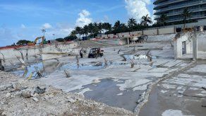 Se muestra el solar donde hasta hace poco había una montaña de escombros de un edificio residencial cuya mitad colapsó y la otra fue derrumbada en el condado de Miami-Dade.