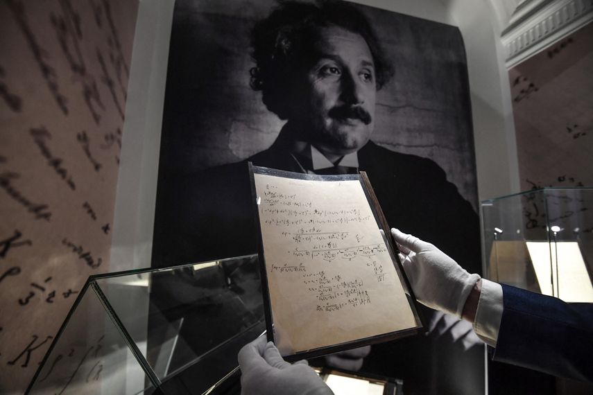 Páginas de uno de los manuscritos preparatorios de la teoría de la relatividad general de Albert Einstein.