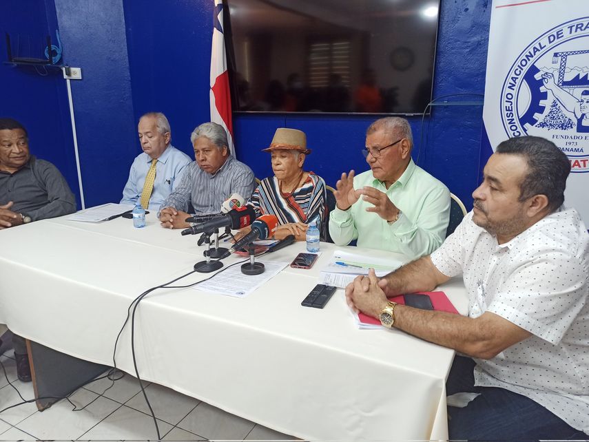 Miembros del Consejo Nacional de Trabajadores Organizados (Conato) en conferencia de prensa.