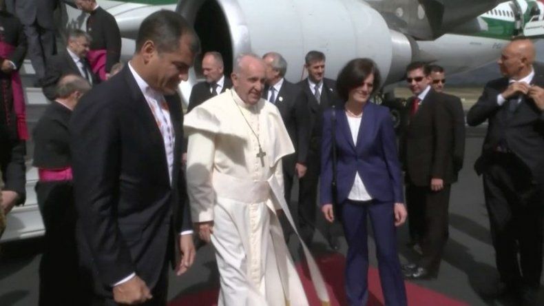 El Papa Francisco aterriza en Ecuador para gira en Sudámerica