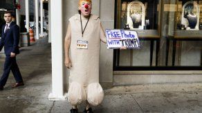 Neoyorquinos se manifiestan a favor de los inmigrantes cerca de Torre Trump