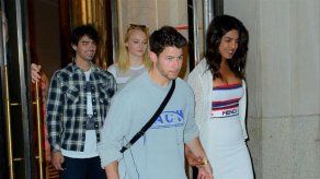 Priyanka Chopra y Sophie Turner utilizan la misma ropa