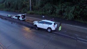 Auto 4x4 colisiona contra barrera vial en Vía Centenario
