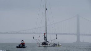 Activista llega a Nueva York tras cruzar Atlántico a vela