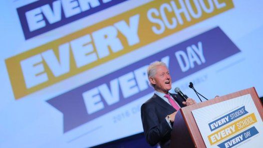 Bill Clinton se sube al autobús en Florida para conseguir votos para Hillary
