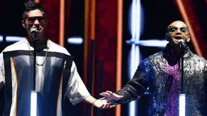 Chino y Nacho durante su presentación en los Premios Juventud 2021.