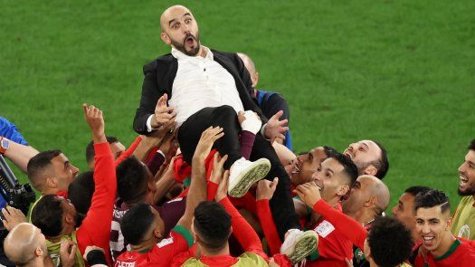 Jugadores de Marruecos celebraron con su técnico su clasificación a los cuartos de final de Qatar 2022.