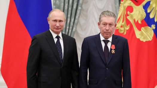 En esta imagen aparece el petrolero Ravil Maganov (izq.) junto al presidente ruso, Vladimir Putin.