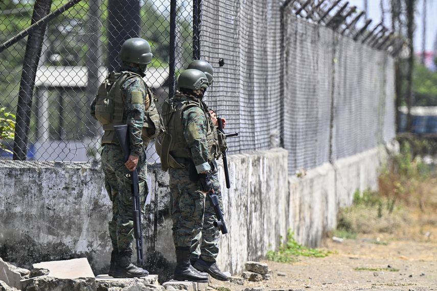 Miembros del Ejército ecuatoriano vigilan las afueras de la Penitenciaría del Litoral en Guayaquil