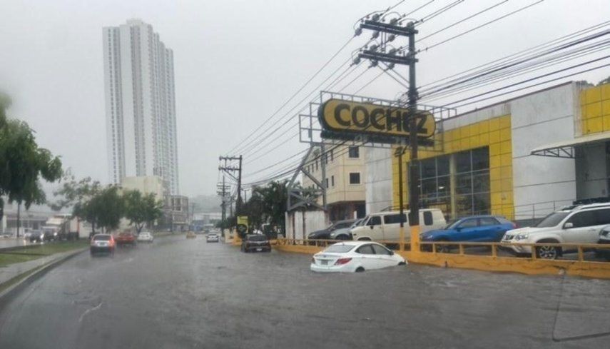 Las lluvias provocaron fuertes inundaciones en la avenida Ricardo J. Alfaro.