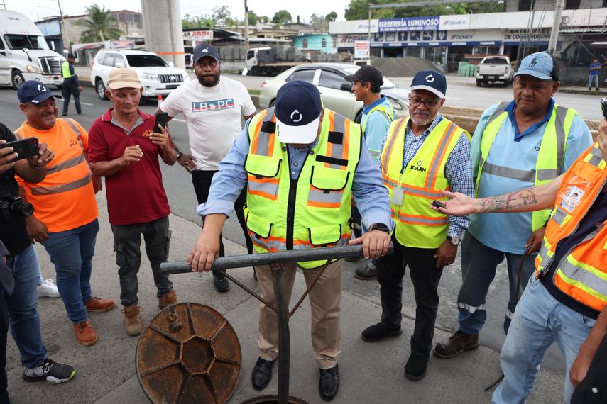 El&nbsp; IDAAN realiza la conexión de una válvula a la tubería principal en la 24 de Diciembre
