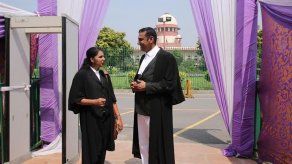 India despenaliza ley contra el adulterio que trataba a la mujer como un objeto