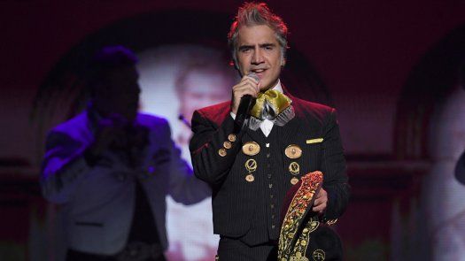 Alejandro Fernández sube la temperatura en Instagram presumiendo de músculos a los 50