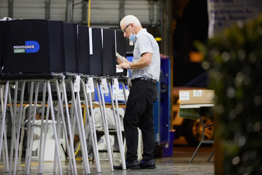 Smith preside el departamento de ciencias políticas de la universidad