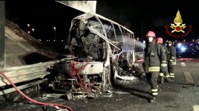 Al menos 16 muertos al estrellarse un autobús en Italia