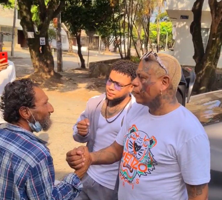 Un señor colombiano agradeciendo a Japanese.