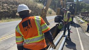 La empresa dijo que planea enterrar casi 2000 kilómetros (1200 millas) de cables por año para cumplir sus objetivos.