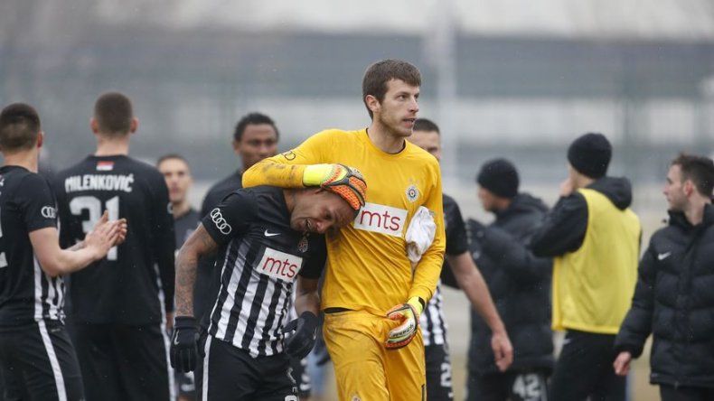 Futbolista brasileño llora tras cánticos racistas en Serbia