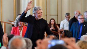 Waters muestra su apoyo a los estudiantes colombianos en su paso por Bogotá