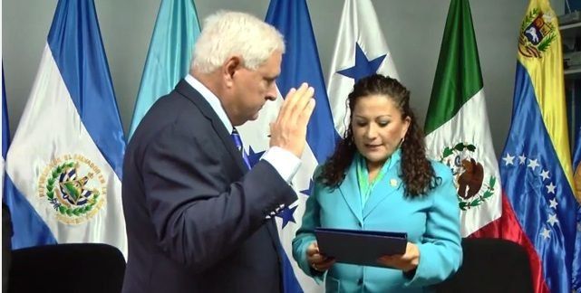 Martinelli es juramentado como diputado del Parlacen