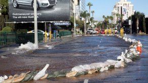Fuga de agua inunda la Sunset Strip de Hollywood