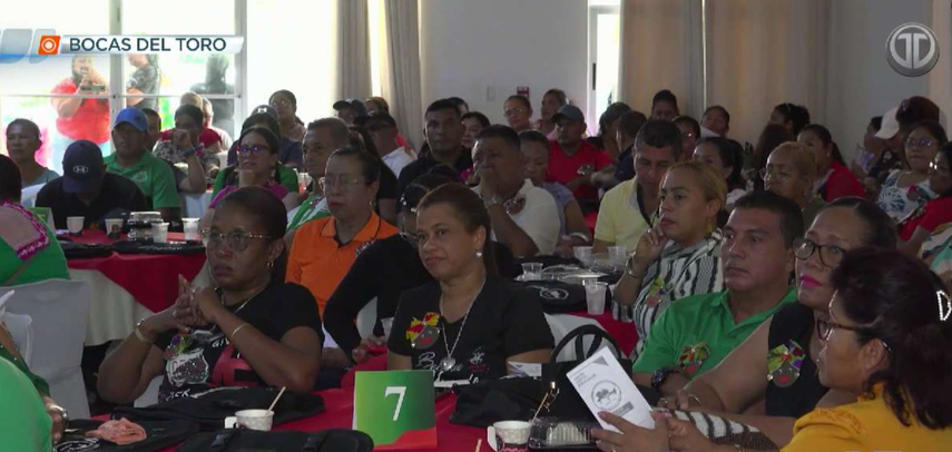 Reunión entre gremios magisteriales. Docentes hacen pliego de peticiones.