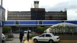 Cierran pista de aeropuerto El Dorado de Bogotá por incidente con avión