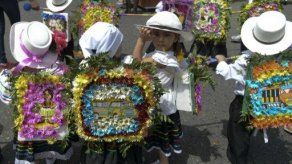 Colorido desfile infantil abre Feria de las flores de Medellín