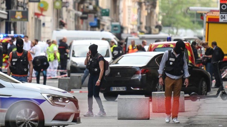 Francia busca a sospechoso después de ataque con paquete bomba en Lyon