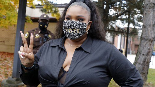 Lizzo desvela los mensajes privados que ha intercambiado con Chris Evans tras escribirle borracha