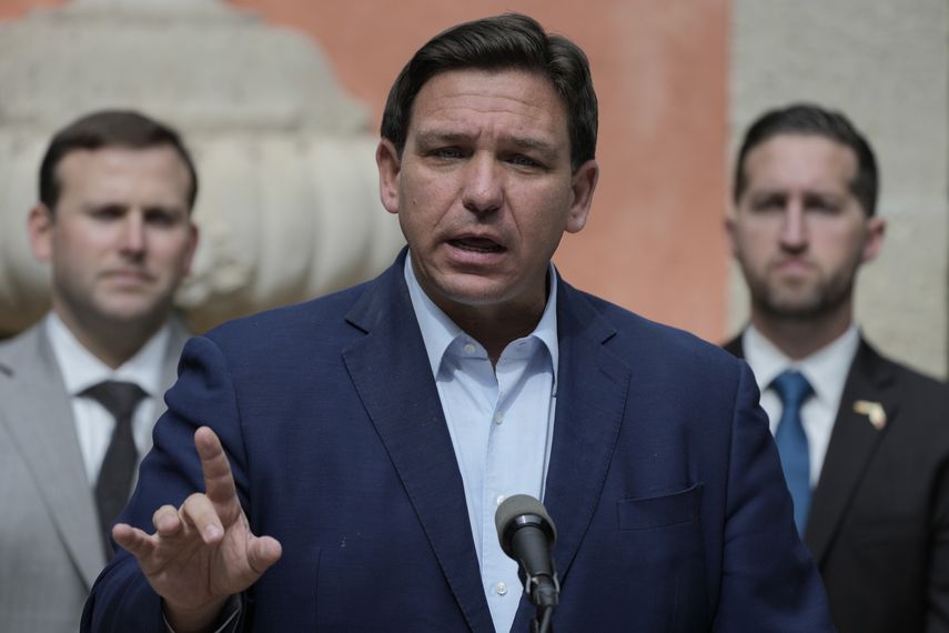 DeSantis promulgó la ley después de una conferencia de prensa en la escuela Classical Preparatory School en Spring Hill