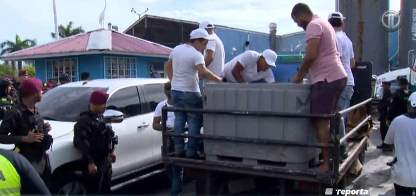 Regalan pescado frente al Mercado de Mariscos como medida de protesta ante desalojos.