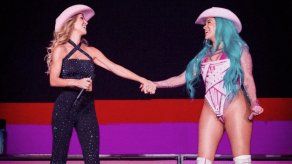 Anahí le rinde homenaje a Karol G en un concierto