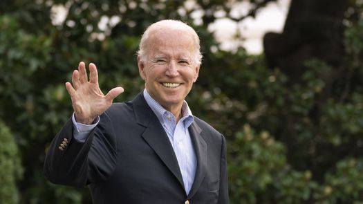 Biden inauguró el año 2022 con su agenda legislativa paralizada, sus números en las encuestas a la baja y una admisión de que había cometido un “error” en su forma de actuar.