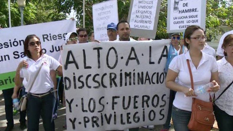 Laboratoristas protestan en el Minsa, exigen mejoras salariales