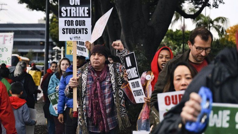Huelga de maestros entra en su tercer día en Los Ángeles