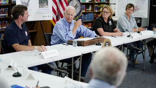 Los Biden fueron cálidamente recibidos por el gobernador de Kentucky, Andu Beshear, y su esposa Britainy al llegar al este de Kentucky.