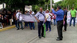 ¡Queremos justicia! piden afectados por dietilenglicol en escalinatas de la Corte