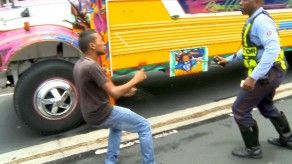 Disputa entre conductor e inspector de ATTT durante un operativo Disputa entre conductor e inspector de ATTT durante un operativo